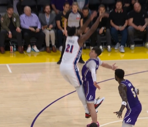 柠檬直播-这姿势有点搞笑🤣恩比德诡异姿势造成拉拉维亚投篮犯规