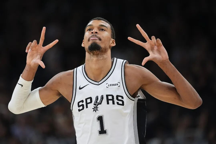 足球直播-文班刷新姚明尘封纪录 续写NBA中锋传承|文班亚马|圣安东尼奥马刺队|NBA常规赛|夏洛特黄蜂队|篮板_新浪体育_新浪新闻